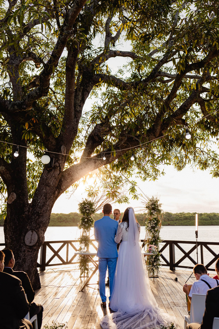 Mini wedding pertinho do rio um pôr do sol encantador