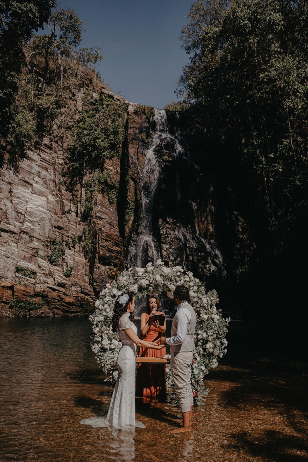 Mini Casamento Altar Na Cachoeira Emocionante E Inspirador