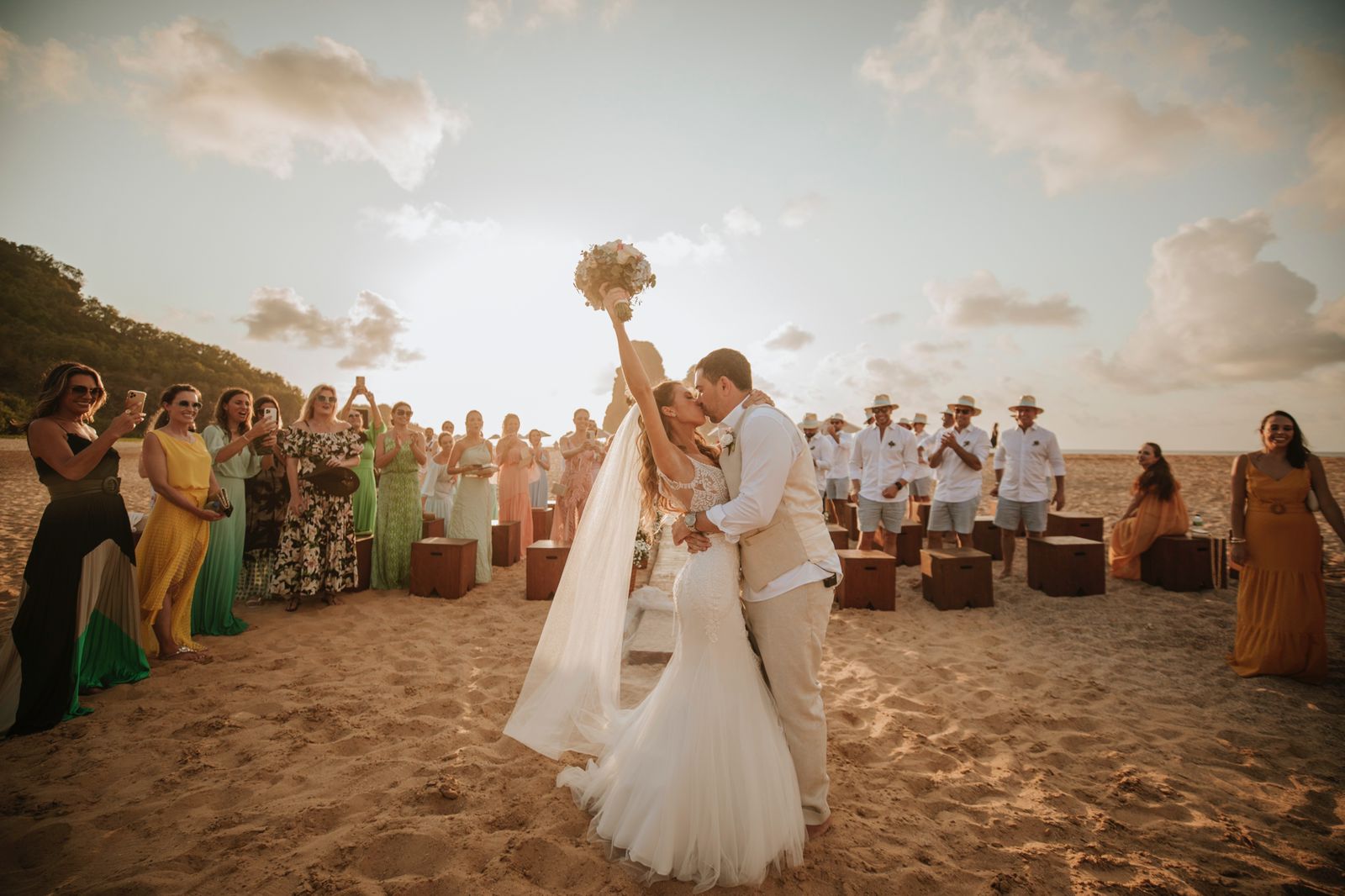 noivos se beijando em casamento na praia