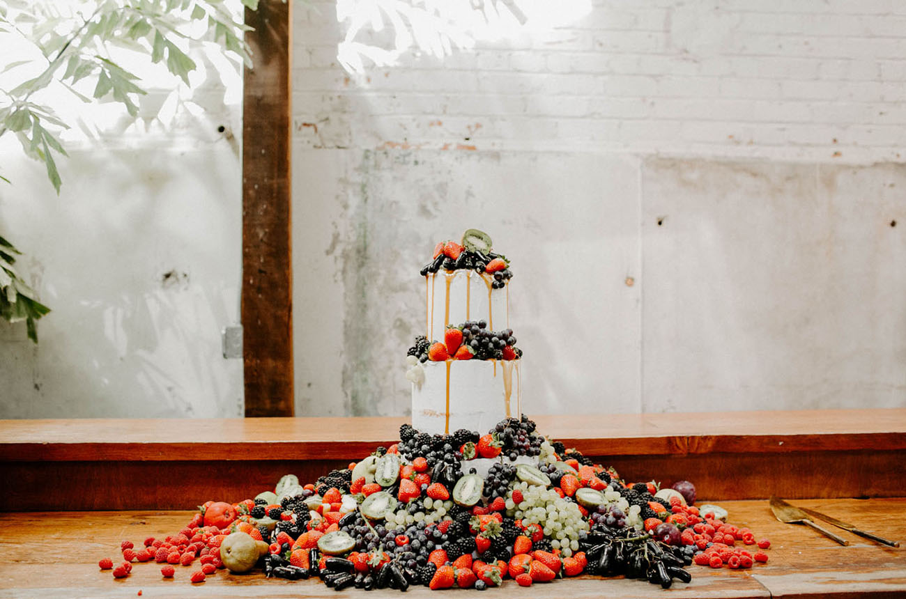 bolo de dois andares decorado com frutas frescas para servir no casamento brunch