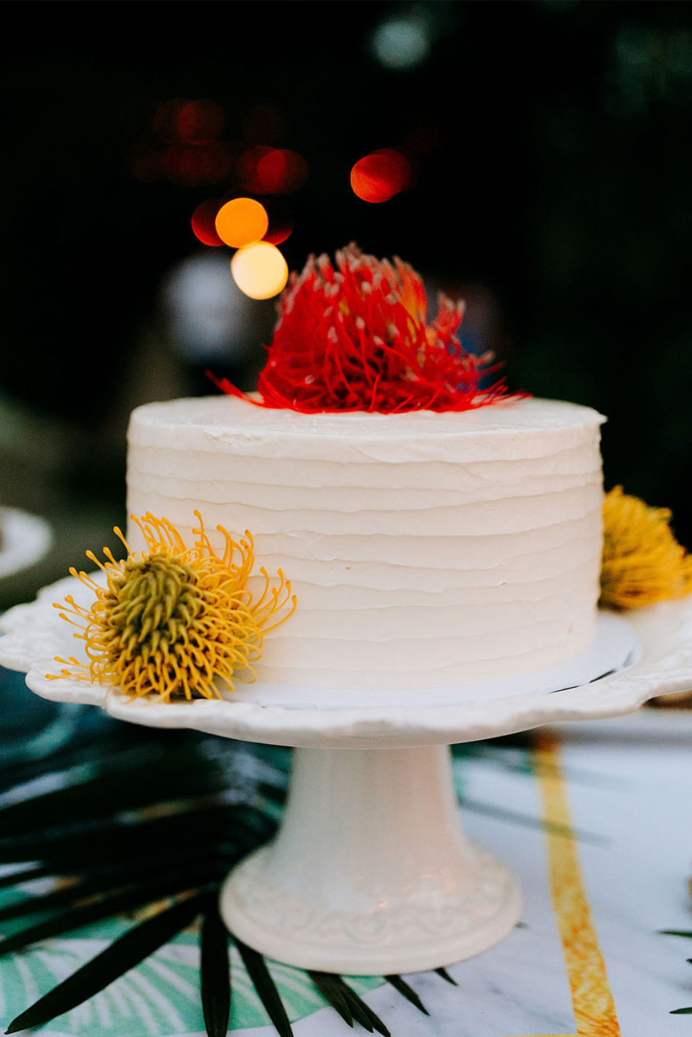 bolo espatulado todo branco com flor vermelho no topo