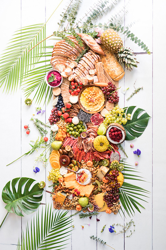 decoração de mesa bem colorida com frutas