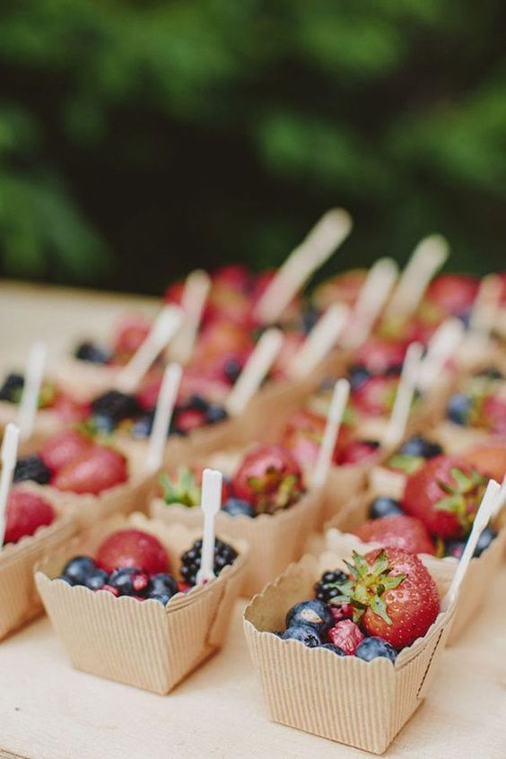 caixinhas com morangos para servir em um casamento ao ar livre