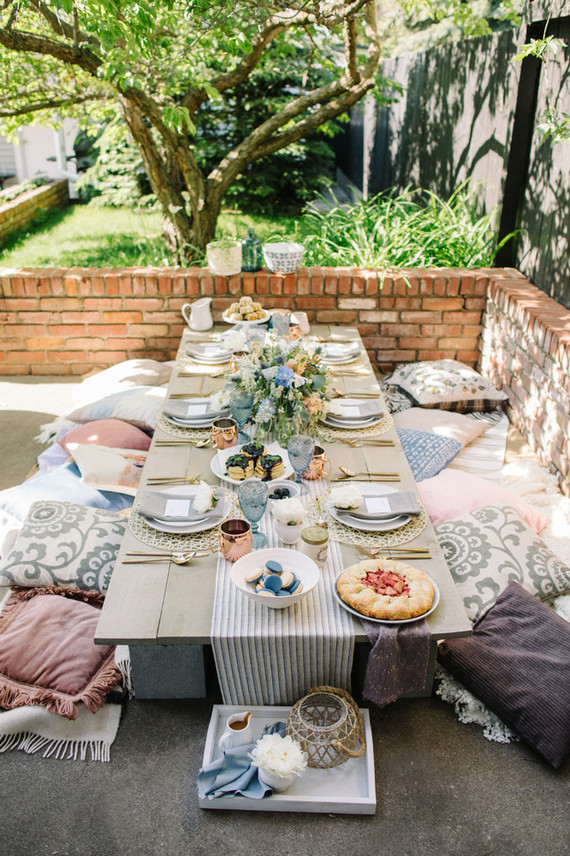 mesa para convidados e noivos em um casamento brunch