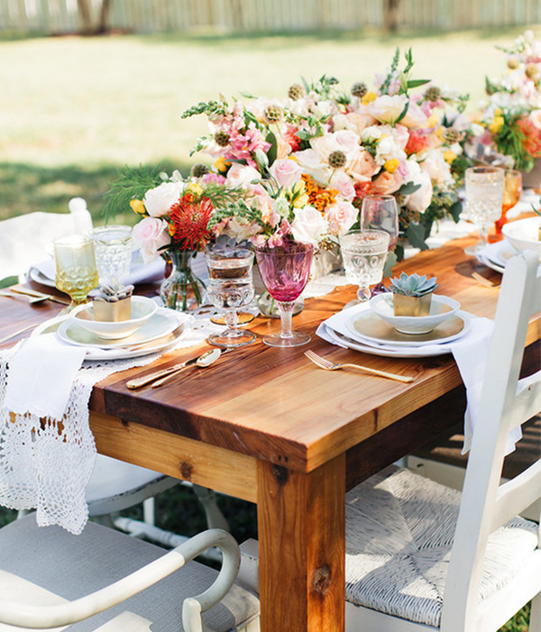 mesa decorada para noivos e convidados no casamento brunch