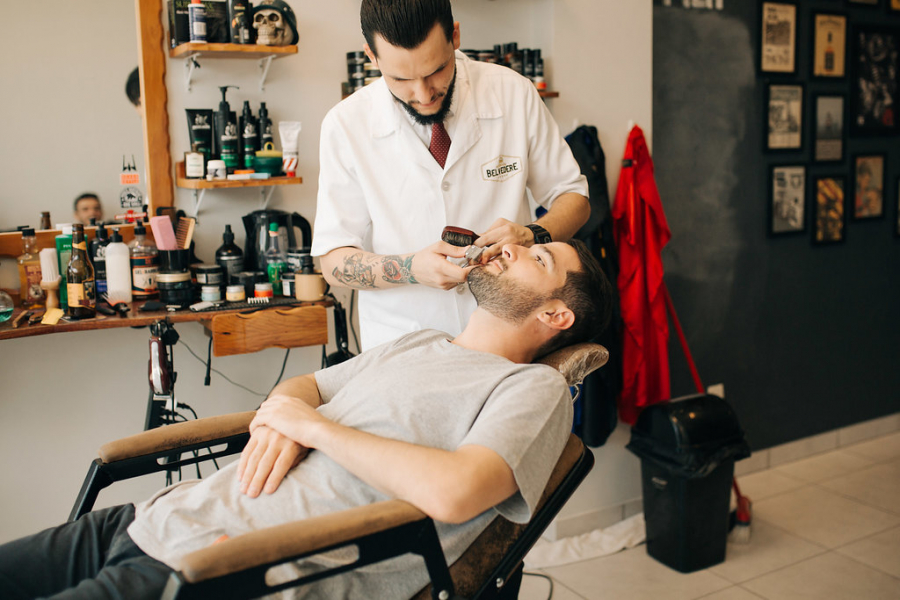 noivo fazendo a barba na semana do casamento