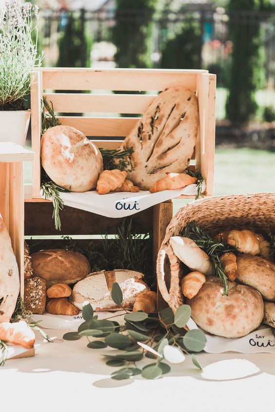 pães na mesa como opção de cardápio para um casamento brunch