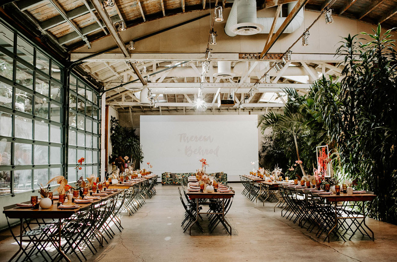espaço amplo e coberto com mesas decoradas para receber os convidados em um casamento estilo brunch