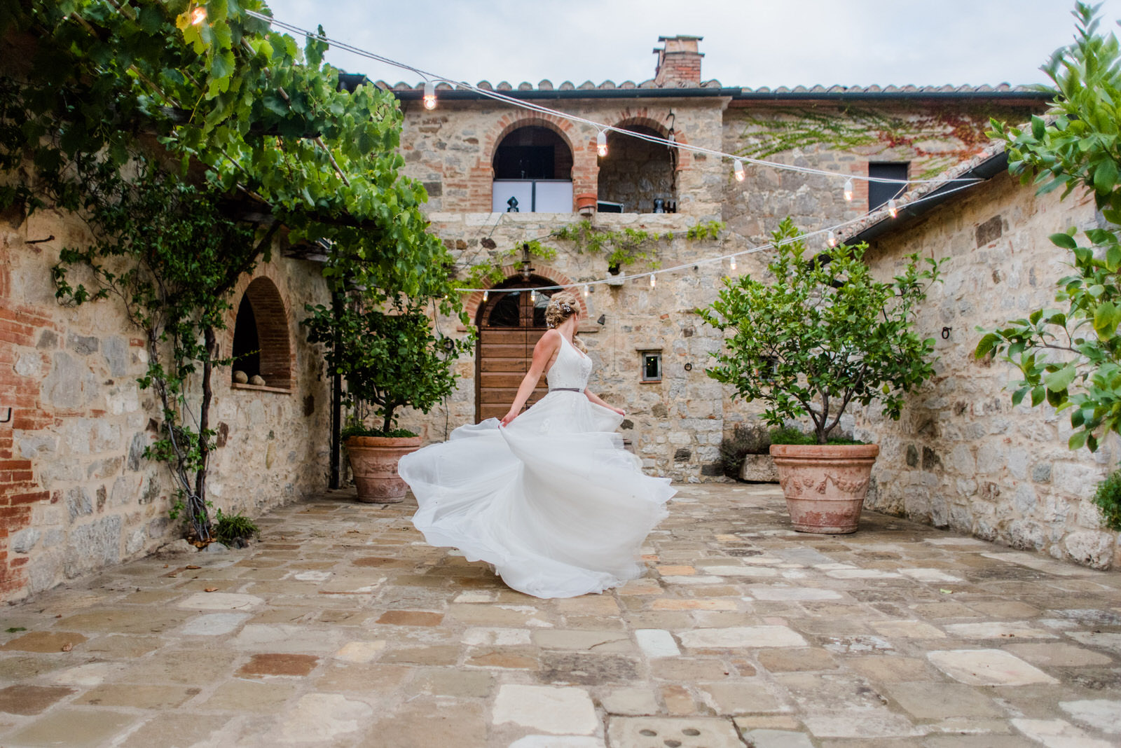 noiva dançando com o vestido em vila italiana no destination wedding