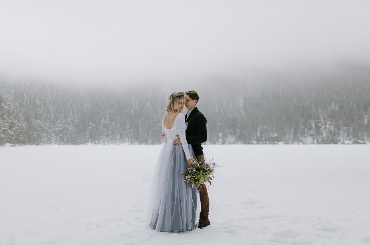 noivos se abrançando destination wedding na neve