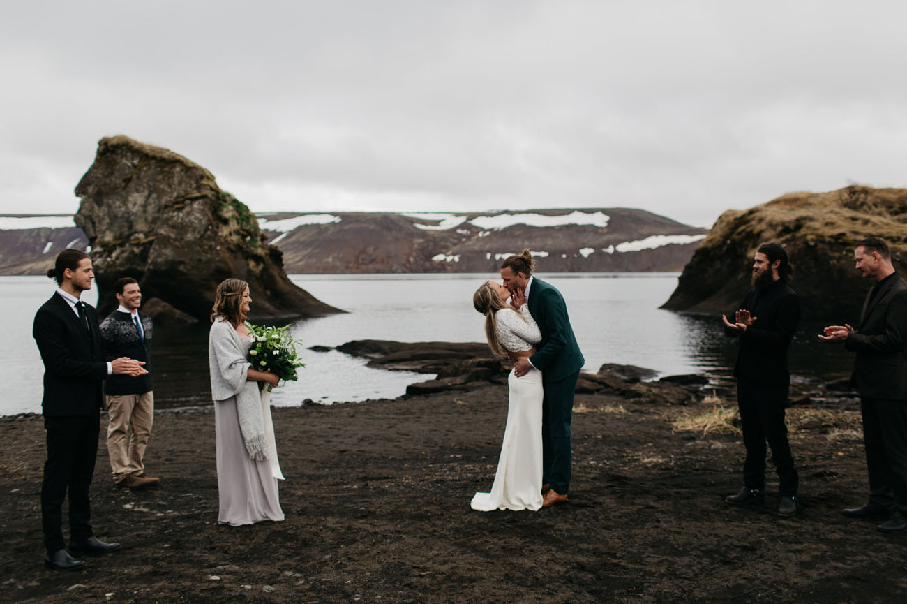 noivos se beijando em destination wedding em cerimônia em frente ao lago