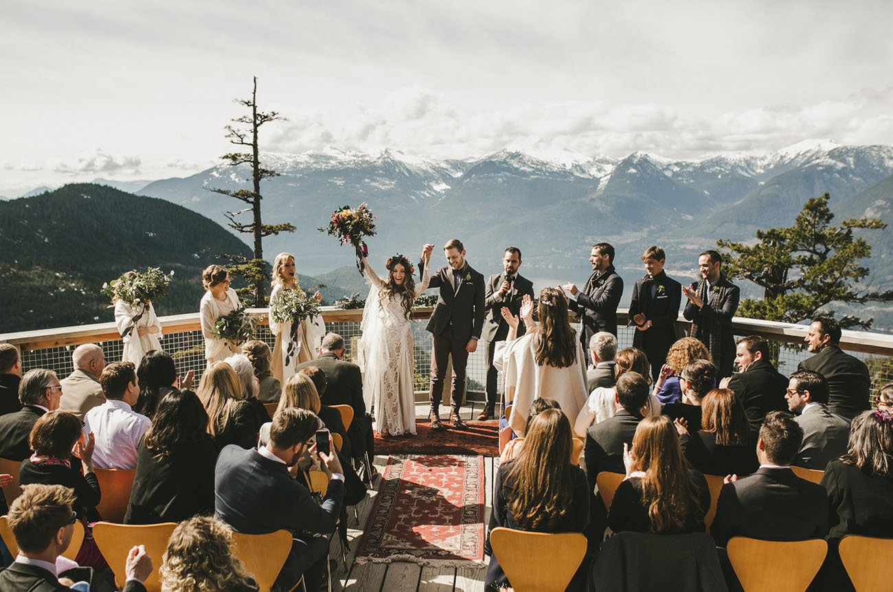 saída de noivos com vista para as montanhas em destination wedding