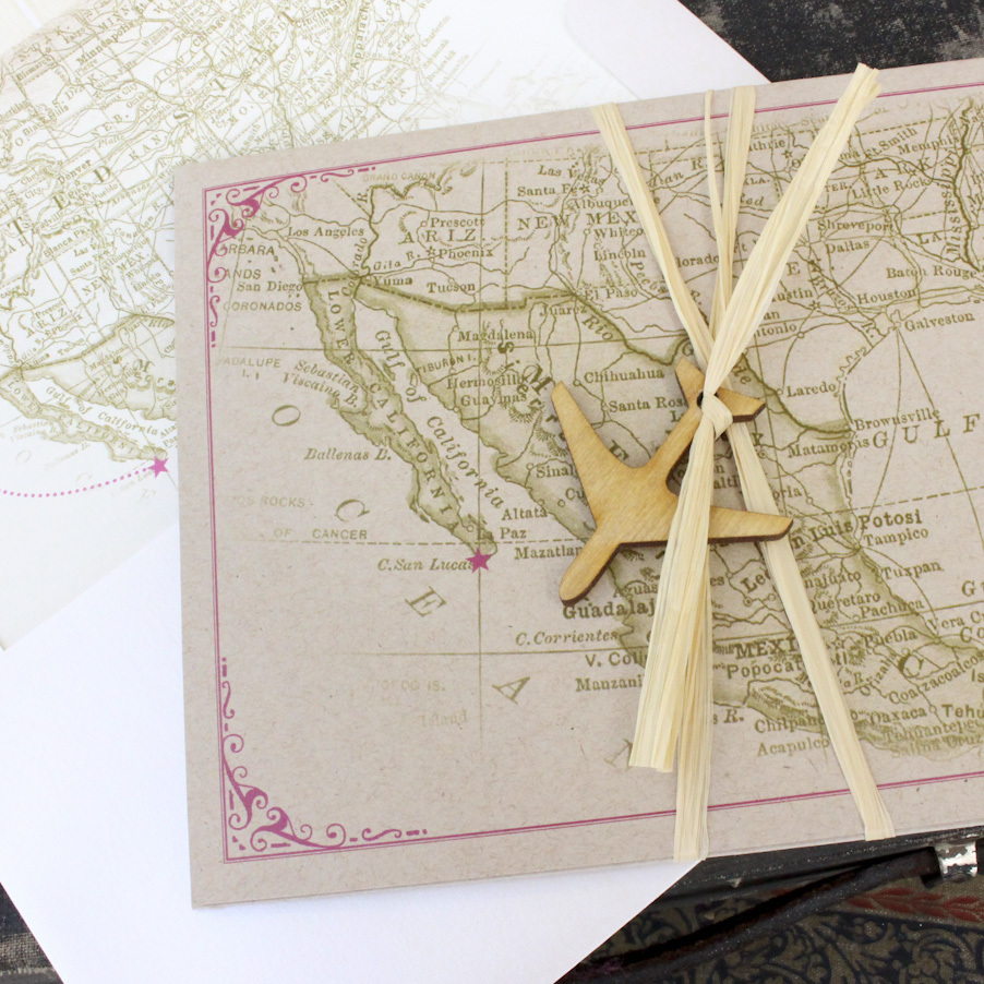 convite de destination wedding com desenho de mapa mundi