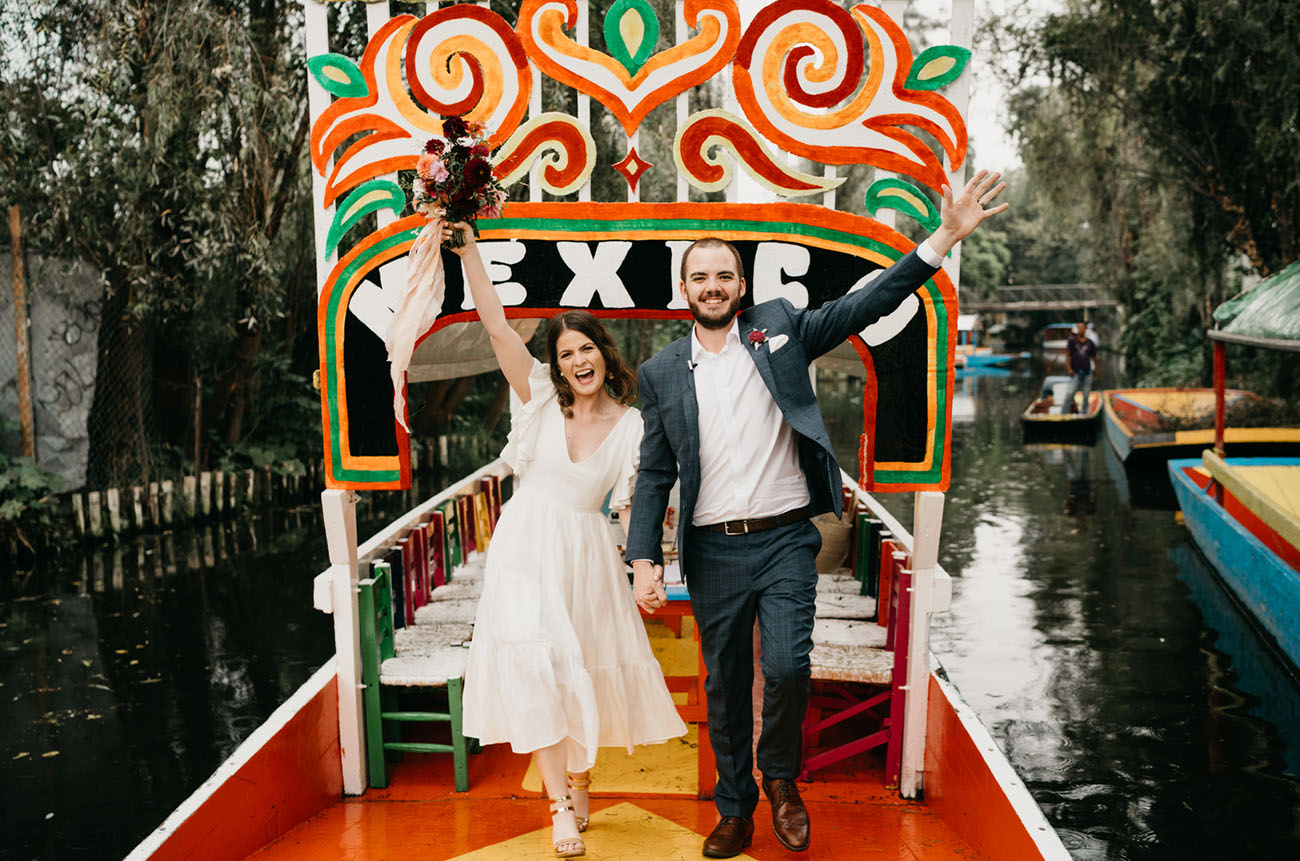 noivos celebrando destination wedding no barco