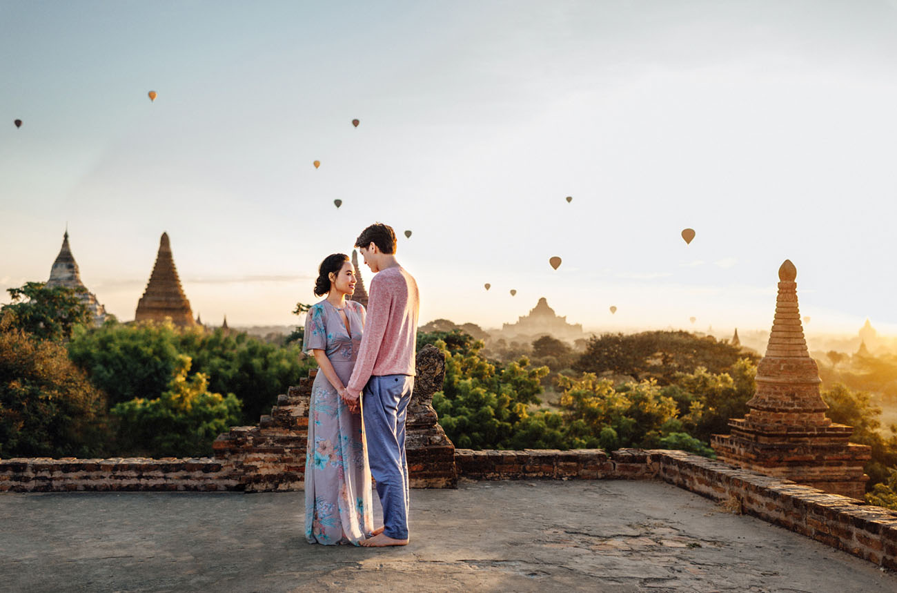 noivos trocando olhares em paisagem cercada de balões em destination wedding