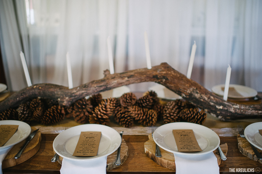 centro de mesa para casamento rústico com pinha e tronco