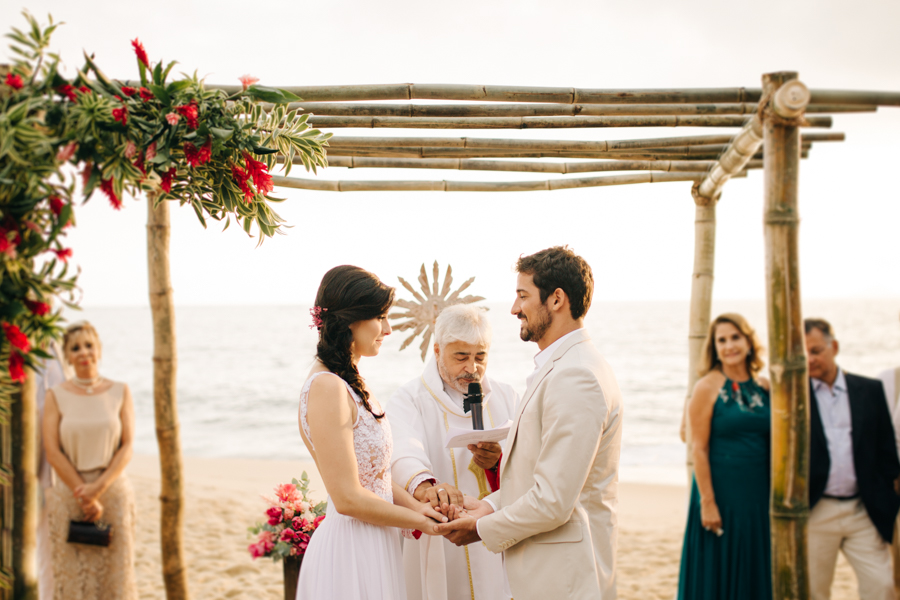 Casamento Pé na Areia em São Sebastião &#8211; Carla &#038; João