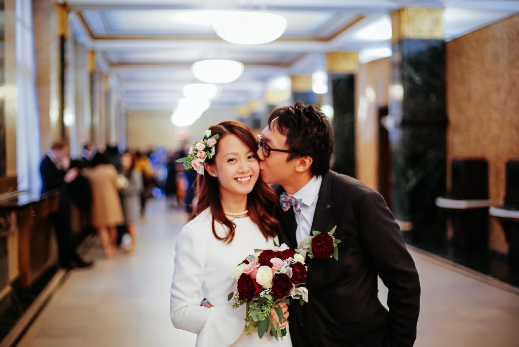 noivo beija rosto da noiva em casamento civil