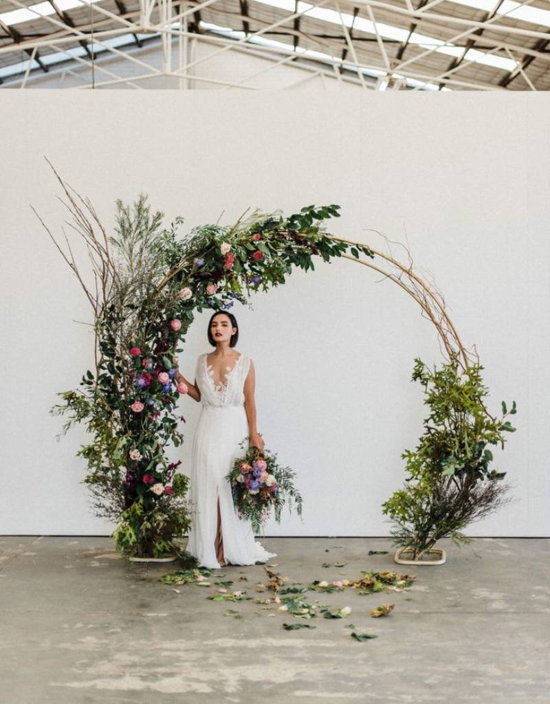 altar circular com folhagens