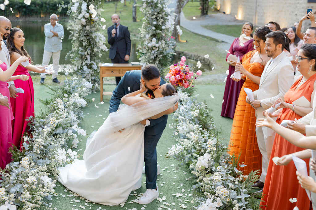 beijo dos noivos no final da cerimônia de casamento