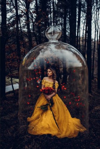 Mulher usando vestido de noiva amarelo inspirado em A Bela e a Fera