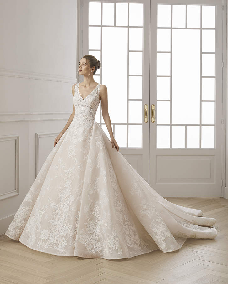 vestido de noiva princesa em salão branco