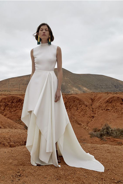 Vestido branco assimétrico no deserto