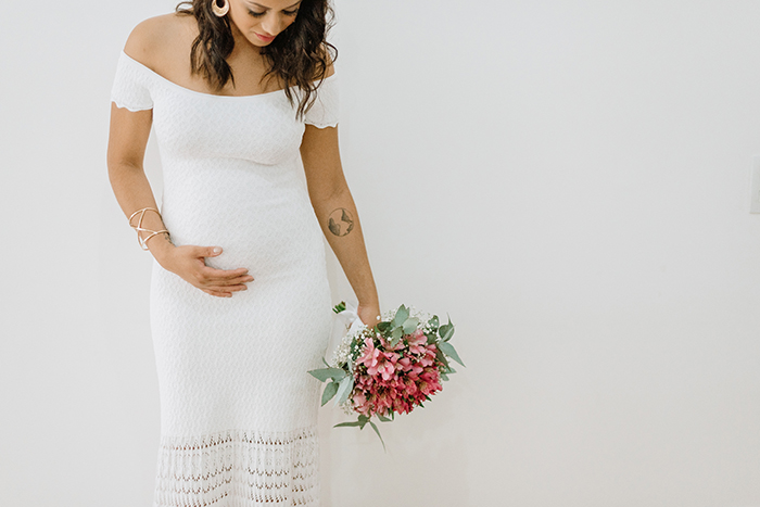 mulher usando vestido de noiva para grávida