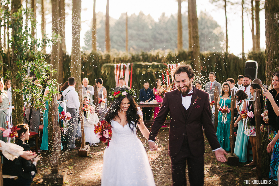 saída dos noivos em casamento em dia da semana