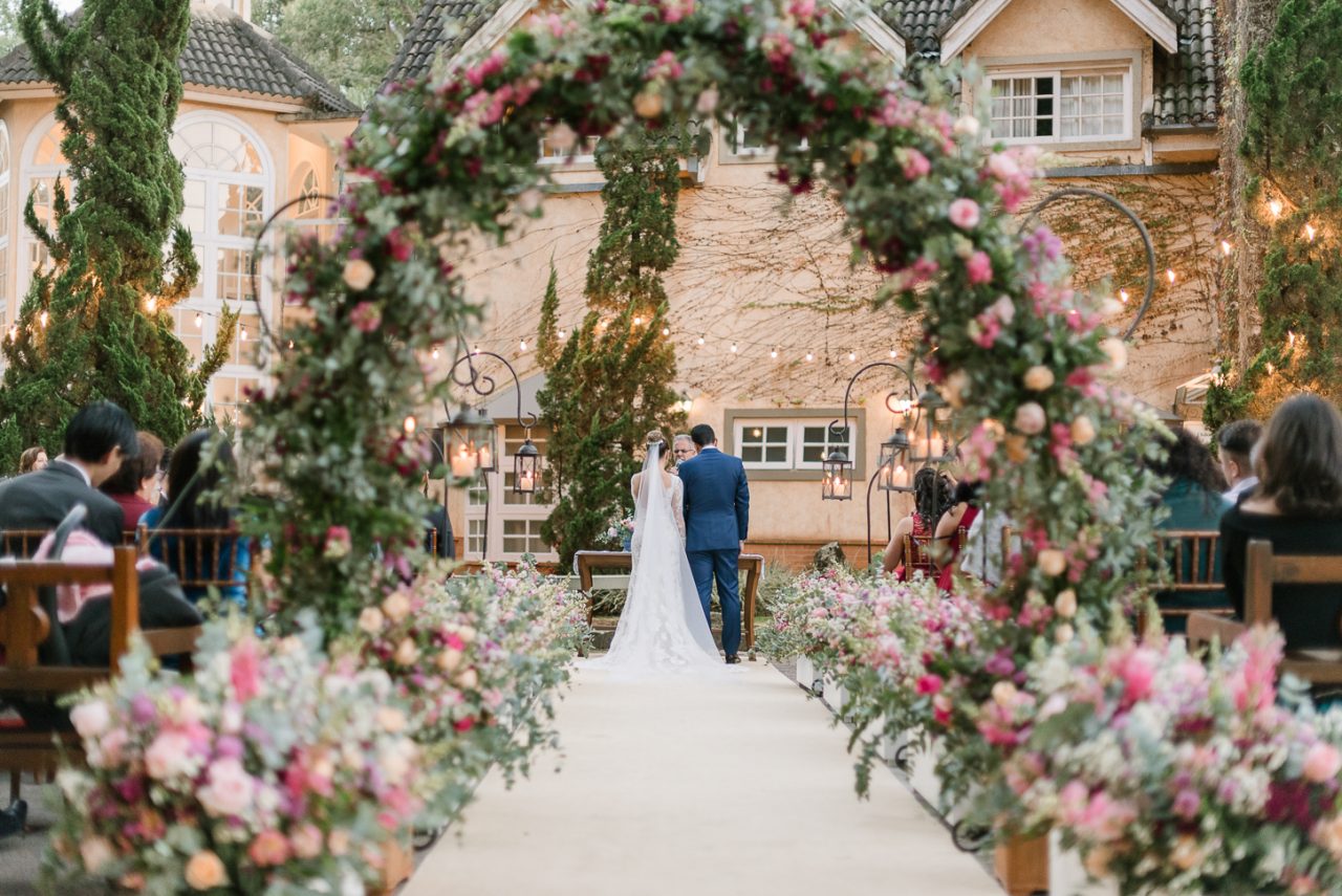 Flores, delicadeza e paleta cor de rosa em casamento
