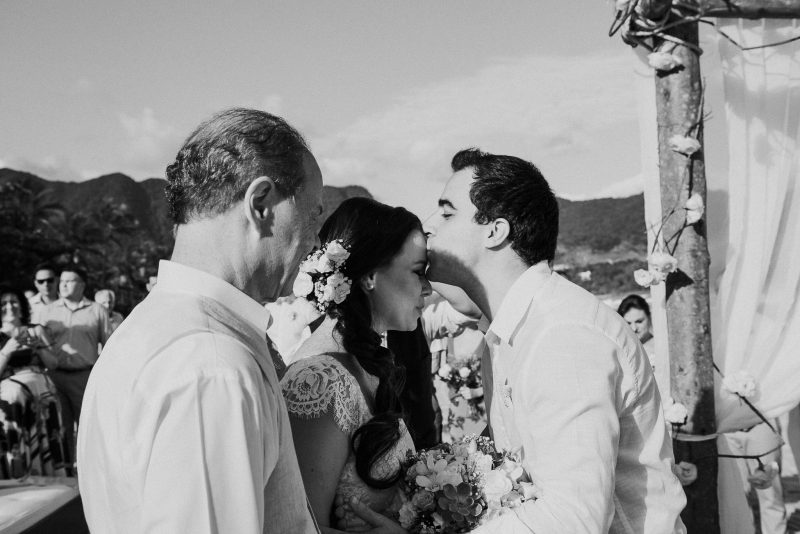 Pé na Areia e Sol &#8211; Casamento em Maresias Soraia e Felipe