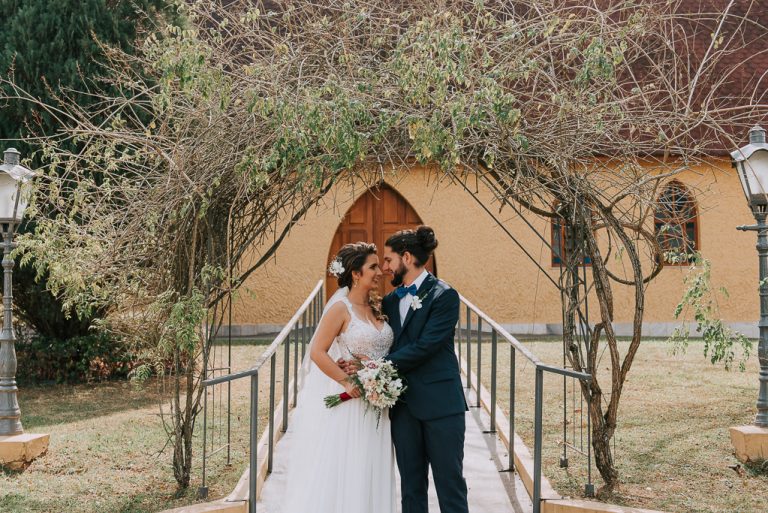 Casamento diurno com cerimônia na igreja – Bianca & Lucas