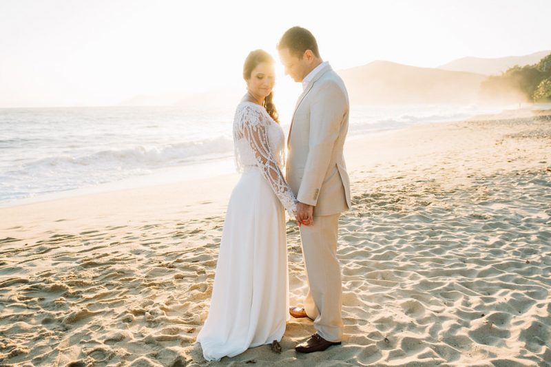 Romantismo em São Sebastião &#8211; Casamento pé na areia Juliana e Leonardo