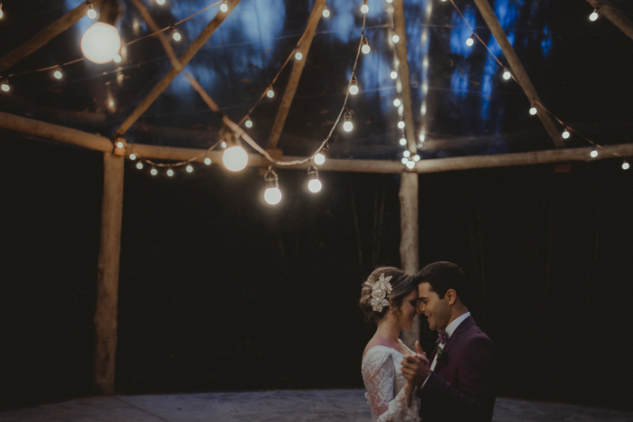 foto de casamento com casal dançando a noite