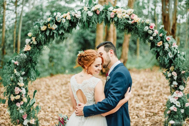 Casamento rústico com cerimônia no bosque traz noiva de botas