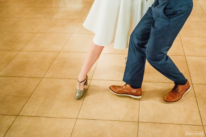 Casamento rústico com cerimônia no bosque traz noiva de botas