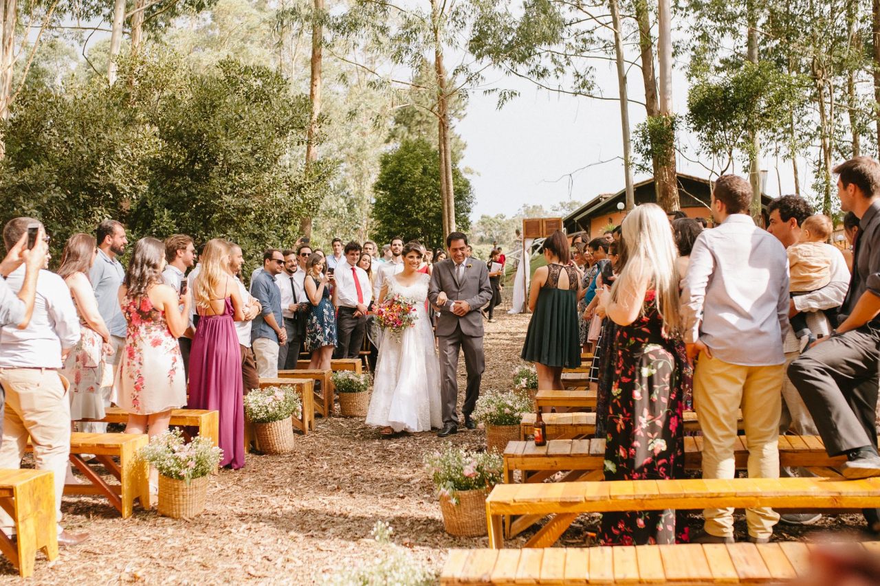 Casamento colorido com cerimônia no bosque &#8211; Lari &#038; Rodrigo