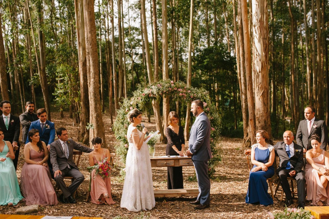 Casamento colorido com cerimônia no bosque