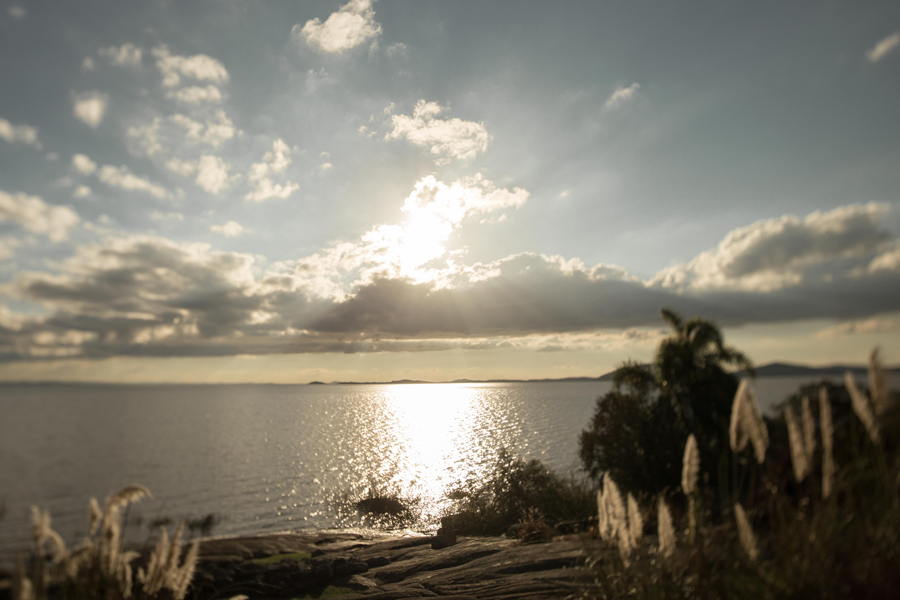 Pôr do sol dos sonhos à beira do lago Guaíba