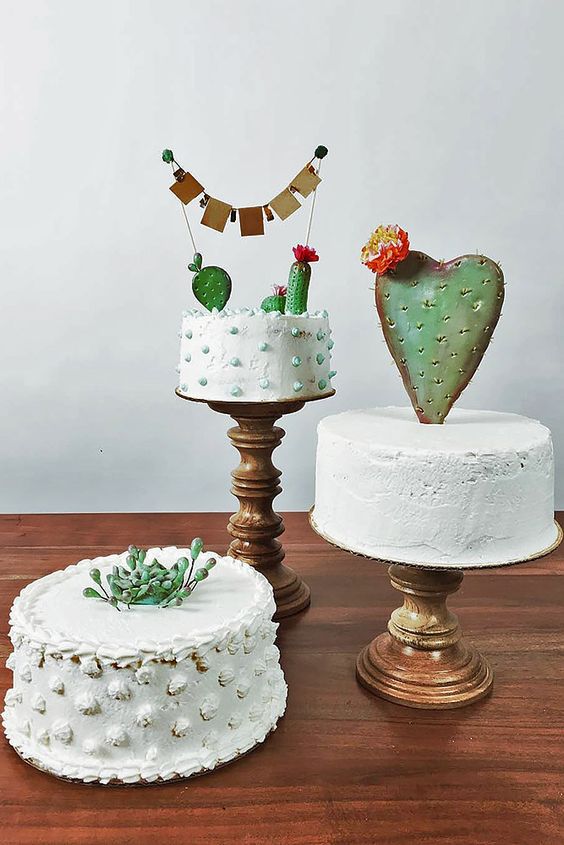 trio de bolos com Topo de bolo de casamento de cactos