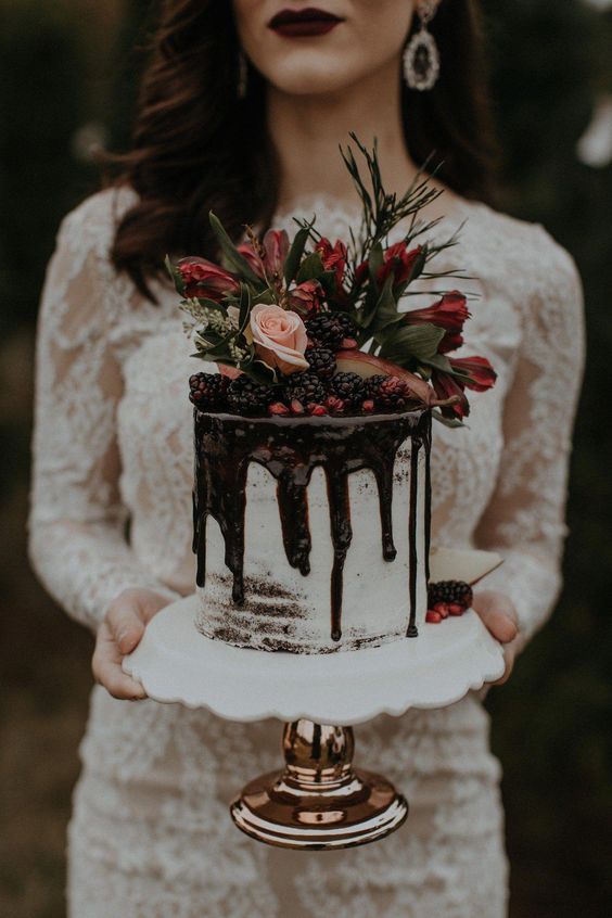 noivo segurando bolo com topo de flores