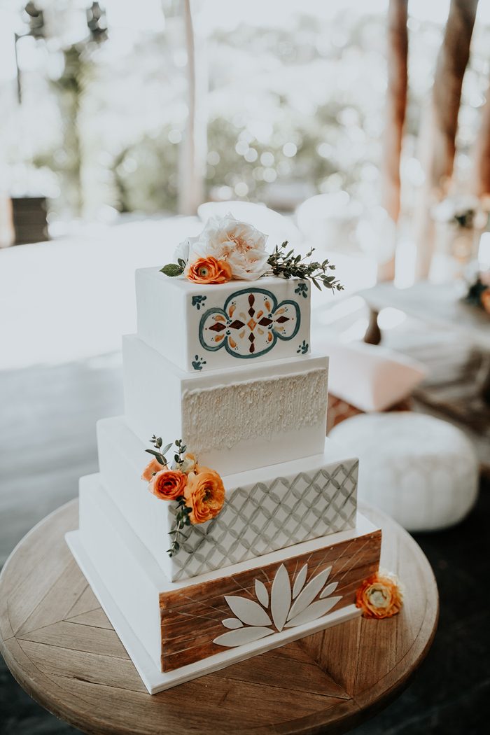 Topo de bolo de casamento de flores brancas