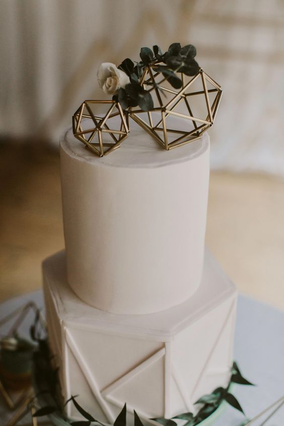 Topo de bolo de casamento com formas geométricas