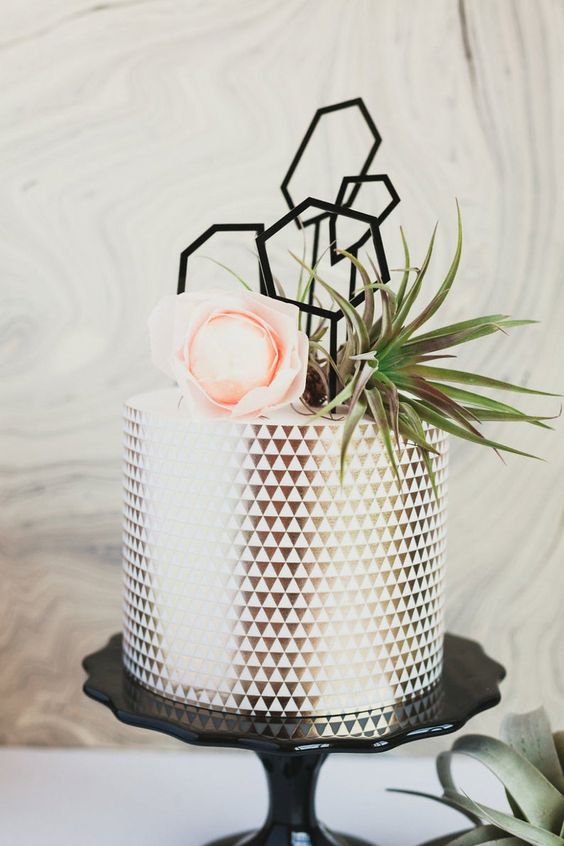 Topo de bolo de casamento geométrico e flor