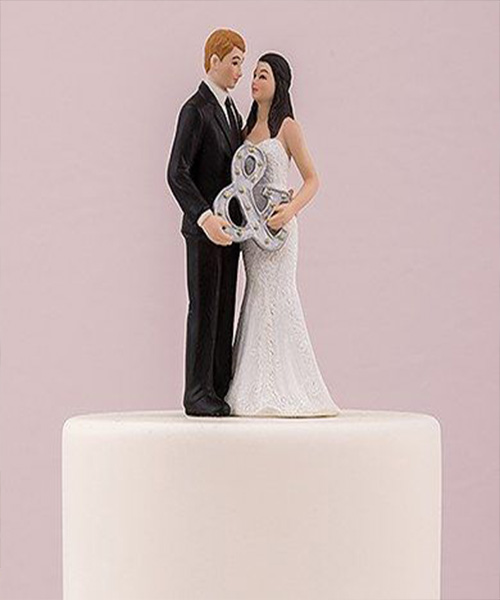 Topo de bolo de casamento de porcelana noivos