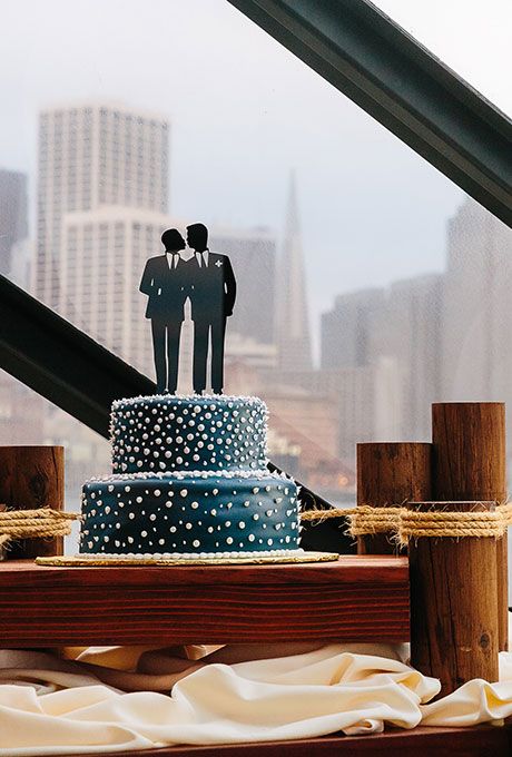 Topo de bolo de casamento com silhueta de dois homens