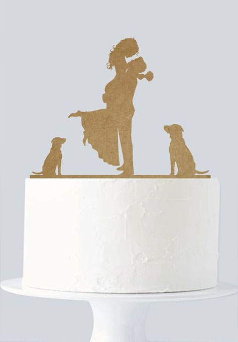 Topo de bolo de casamento com silhueta de noivos e pets