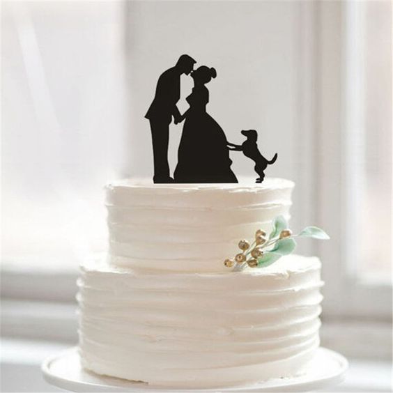 Topo de bolo de casamento com silhueta de noivos e pet