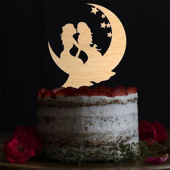 Topo de bolo de casamento com silhueta mulheres na lua