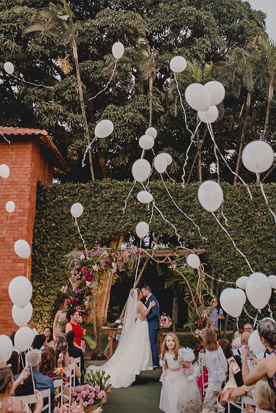 saída dos noivos com balão